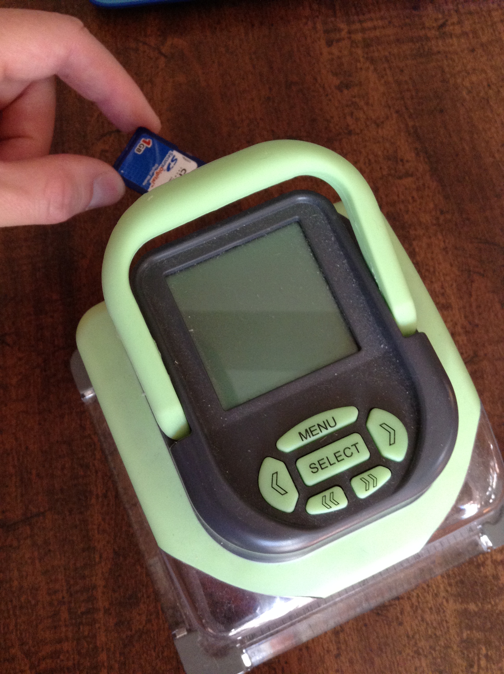 Insert the SD card into the Slice cutting machine.